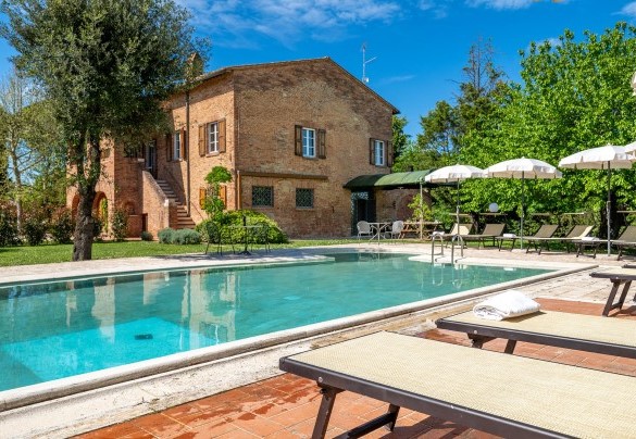The swimming pool is clad in travertine stone - Sangiovese