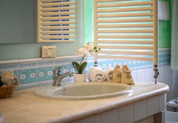 Bathroom with tub no. 5 on the first floor (unit 2) - Sangiovese