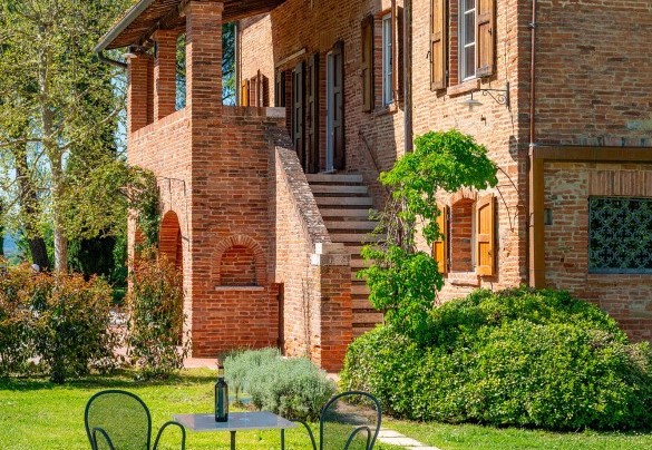 A large flat garden surrounds the pool - Sangiovese