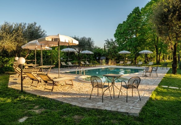 The swimming pool with fully equipped sunbathing area - Sangiovese