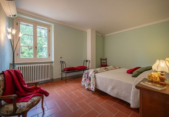 Double bedroom no. 6 with king-size bed on the first floor (unit 2) - Sangiovese