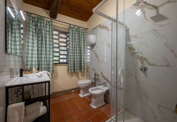 Bathroom with shower no. 2 on the ground floor (unit 1) - Sangiovese