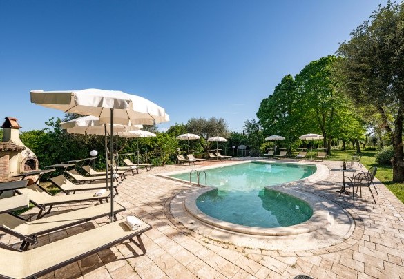 A well-equipped sunbathing area surrounds the pool - Sangiovese