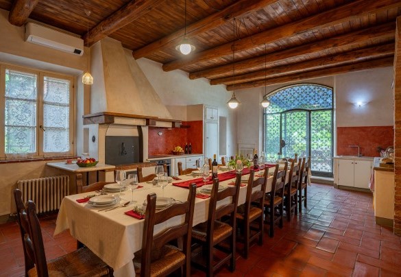 Living area with dining table and access to the rear garden - Sangiovese