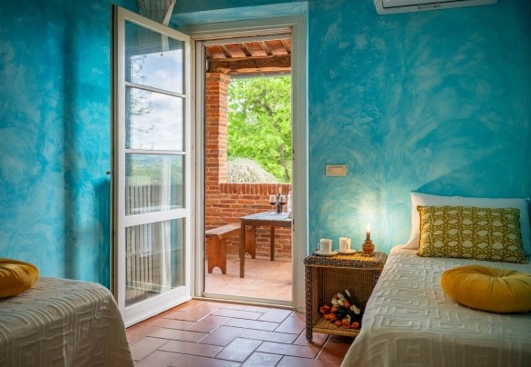 Twin bedroom no. 7 with direct access to the portico (unit 2) - Sangiovese