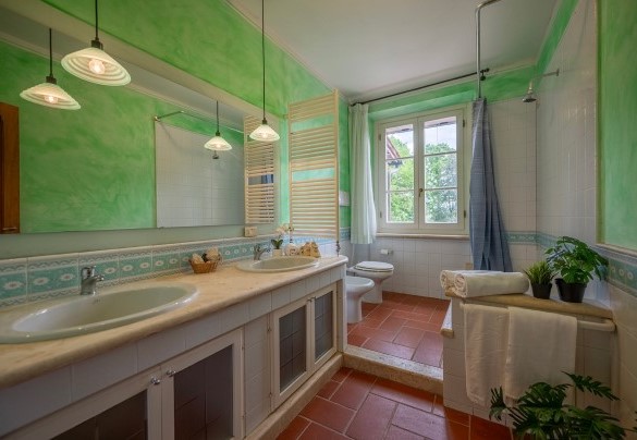Bathroom with tub no. 5 on the first floor (unit 2) - Sangiovese