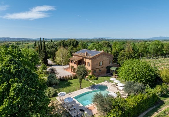 The park is naturally bordered by hedges and vegetation - Sangiovese