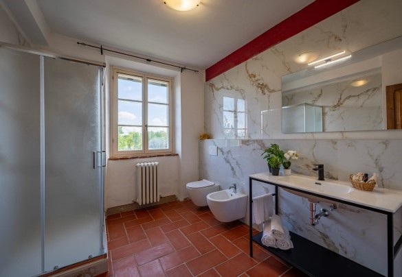 Bathroom with shower no. 4 on the first floor (unit 1) - Sangiovese