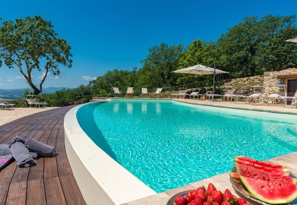 The swimming pool and the annex with changing room with bathroom and shower - Santa Illuminata