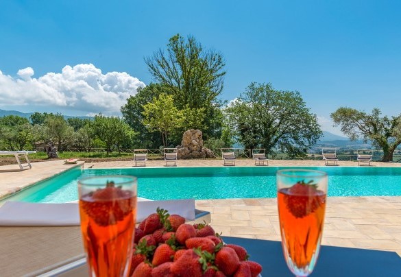  An aperitif by the pool - Santa Illuminata