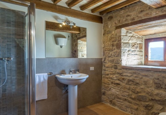 En suite bathroom with shower on the first floor - Santa Illuminata   