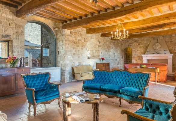 Living room furnished with sofas and armchairs - Santa Illuminata