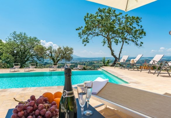 The pool is in a breathtaking panoramic position facing towards Collevalenza - Santa Illuminata  