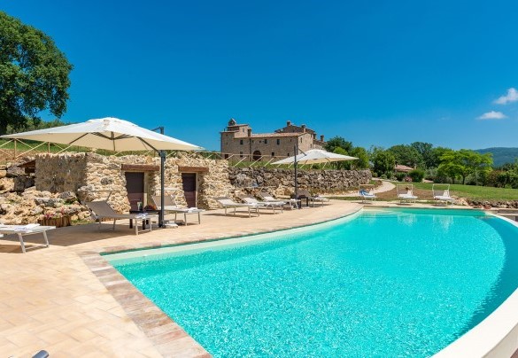 With an irregular shape, it has an area of 82 sq m and a constant depth of 1.40 m - Santa Illuminata