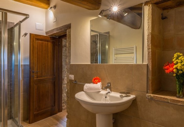 En suite bathroom with shower on the first floor - Santa Illuminata   