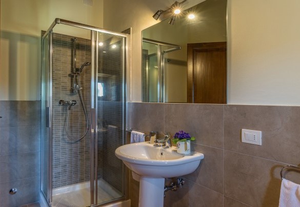 En suite bathroom with shower on the first floor - Santa Illuminata   