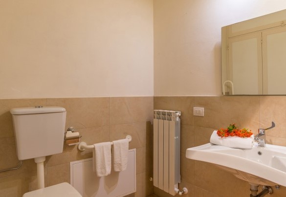 Service bathroom on the ground floor - Santa Illuminata