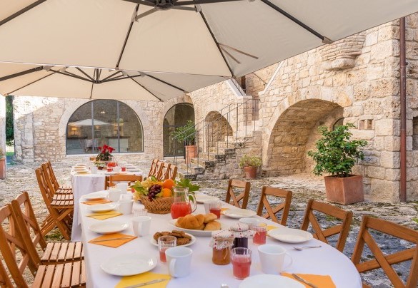 The wonderful courtyard with dining area - Santa Illuminata