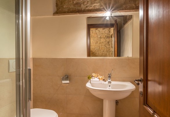 Service bathroom in the basement - Santa Illuminata