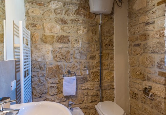 En suite bathroom with shower on the first floor - Santa Illuminata   