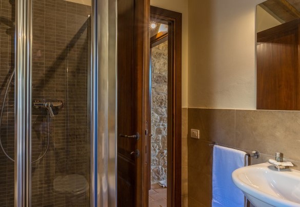 En suite bathroom with shower on the first floor - Santa Illuminata   
