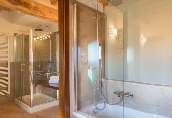 En suite bathroom with tub and shower on the first floor - Santa Illuminata   