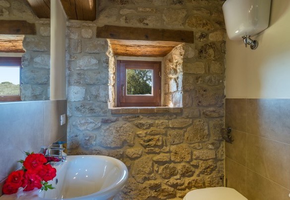 En suite bathroom with shower on the first floor - Santa Illuminata   