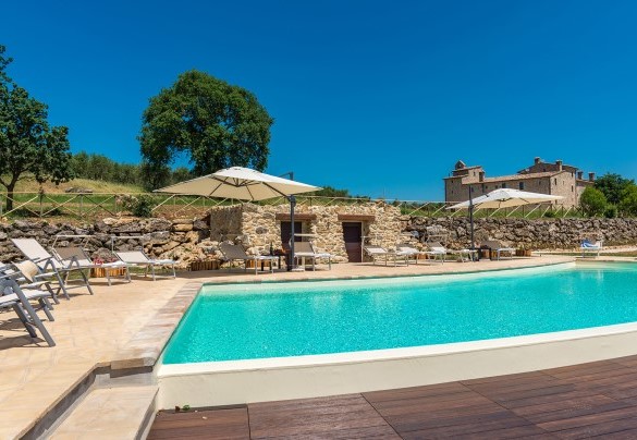 The house and the swimming pool embraced by the green hills - Santa Illuminata 