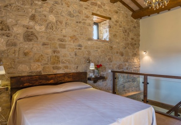 Double bedroom on the first floor (with bed on the mezzanine) - Santa Illuminata