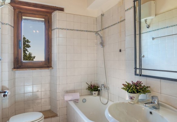 Bagno con mezza vasca, al piano terra nell'annesso - Santa Illuminata  