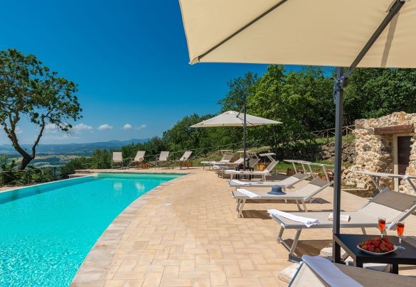 The pool and the sunbath area set up with sunbeds, umbrellas, shower, changing room with bathroom and shower  - Santa Illuminata 