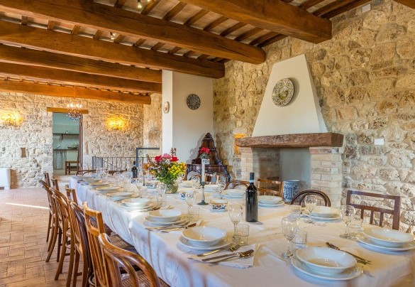 Dining room with ornamental fireplace - Santa Illuminata