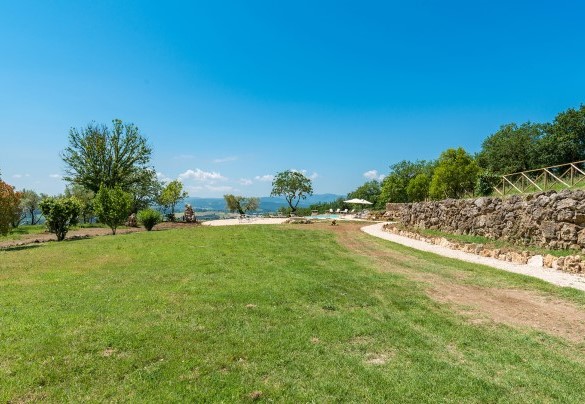The path in the lawn that leads from the house to the pool - Santa Illuminata 
