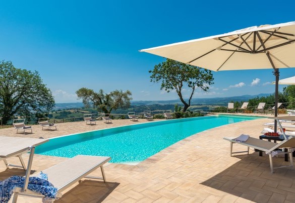 The pool and the sunbath area - Santa Illuminata