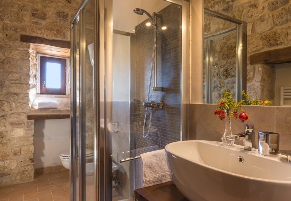 En suite bathroom with shower on the first floor - Santa Illuminata   
