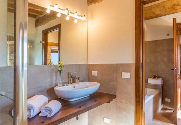 En suite bathroom with tub and shower on the first floor - Santa Illuminata   
