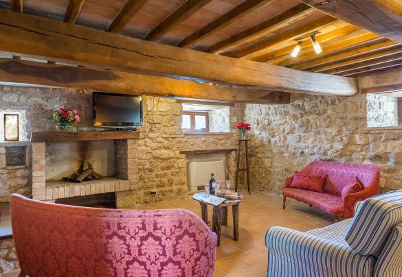 Tavern with fireplace and TV in the basement - Santa Illuminata