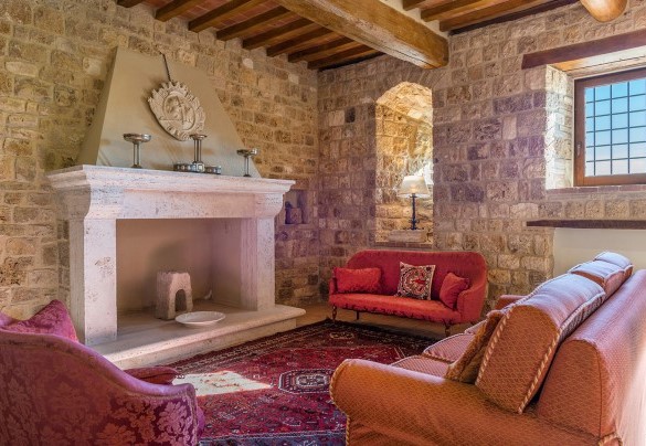 Living room with ornamental fireplace - Santa Illuminata