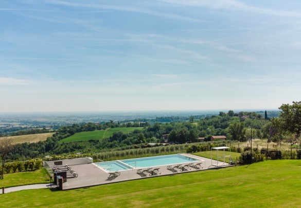La splendida piscina a sfioro si trova in posizione leggermente inferiore alla villa – Santa Maria Maddalena