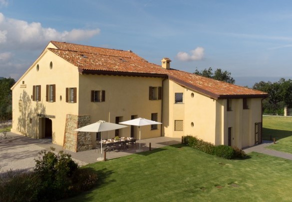 L’elegante villa è situata all’interno della Tenuta di Palazzo di Varignana, a Castel San Pietro Terme, nel bolognese – Santa Maria Maddalena