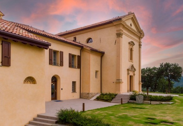 La cappella, sconsacrata nel 1986, rimane parte integrante della villa - Santa Maria Maddalena