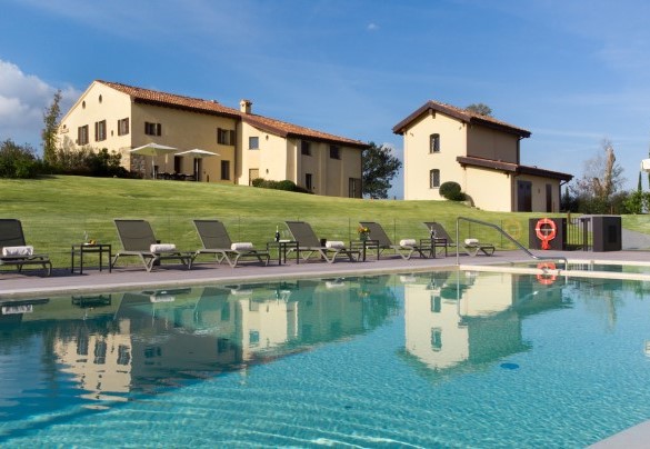 La splendida piscina a sfioro si trova in posizione leggermente inferiore alla villa – Santa Maria Maddalena