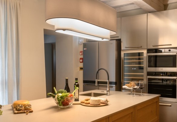 La cucina con isola centrale – Santa Maria Maddalena