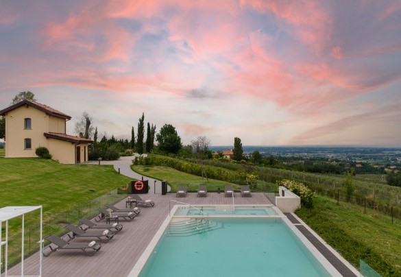 La splendida piscina a sfioro si trova in posizione leggermente inferiore alla villa – Santa Maria Maddalena