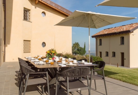 La zona pranzo esterna dotata di tavolo con sedie e ombrellone – Santa Maria Maddalena 
