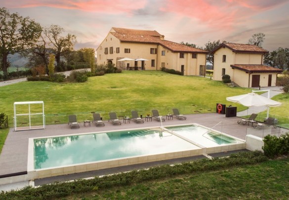 La splendida piscina a sfioro si trova in posizione leggermente inferiore alla villa – Santa Maria Maddalena