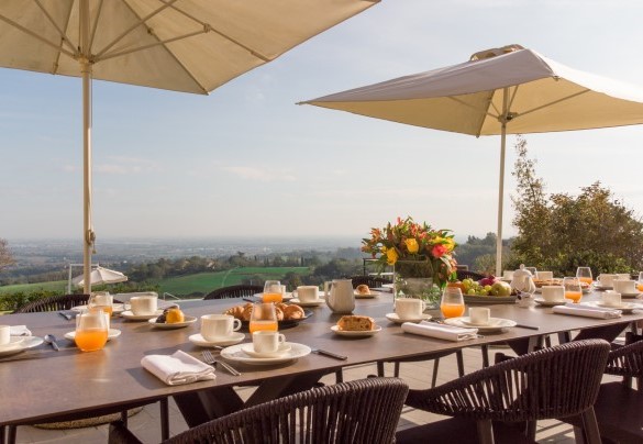 La panoramica zona pranzo esterna dotata di tavolo con sedie e ombrelloni – Santa Maria Maddalena