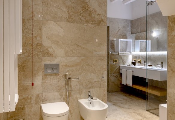 Bagno en suite n. 1 con vasca e doccia al piano terra – Santa Maria Maddalena