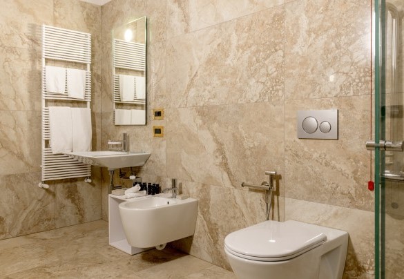 Bagno en suite n. 4 con doccia al primo piano – Santa Maria Maddalena