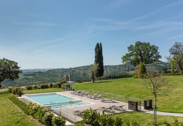 La splendida piscina a sfioro si trova in posizione leggermente inferiore alla villa – Santa Maria Maddalena